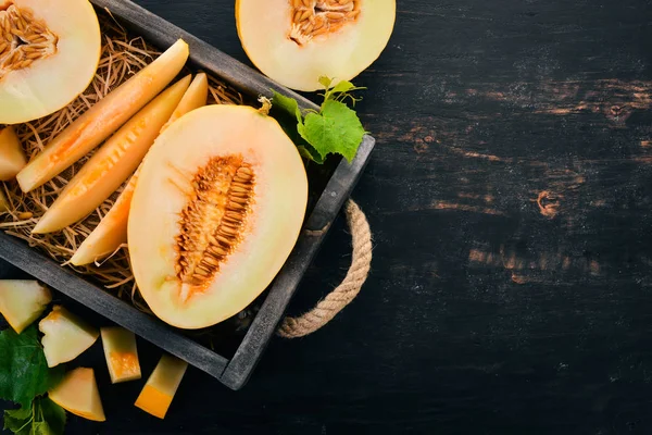 Melone Einer Holzkiste Melonenstücke Geschnitten Auf Einem Hölzernen Hintergrund Freiraum — Stockfoto