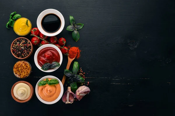 Sauzen Een Zwarte Houten Achtergrond Instellen Ketchup Mayonaise Mosterd Soja — Stockfoto