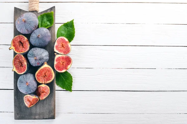 Abb Frische Früchte Von Feigen Auf Einem Weißen Holztisch Freiraum — Stockfoto