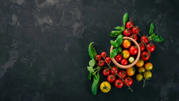 Świeże Pomidory Cherry Patyku Widok Góry Stole Ilość Wolnego Miejsca — Zdjęcie stockowe