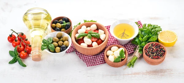 Mozzarellaost Körsbärstomater Basilikablad Olja Oliver Peppar Sallad Caprese Vit Träbord — Stockfoto