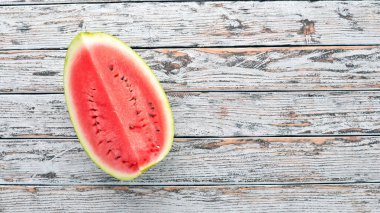 Taze karpuz. Kavun. Beyaz ahşap zemin üzerinde. Metin için özgür yer. Üstten görünüm.