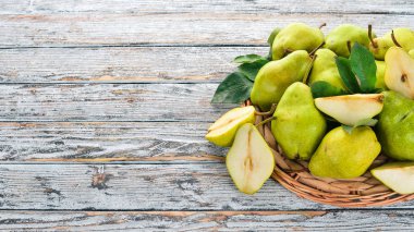 Beyaz ahşap bir masa üzerinde taze armut. Meyve. Metin için özgür yer. Üstten görünüm.