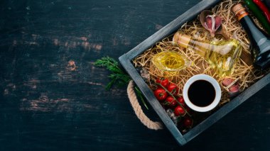 Zeytinyağı ve soya sosu kavanozların içinde. Baharat ve sos. Üstten görünüm. Siyah ahşap arka plan üzerinde. Metin için boş alan.