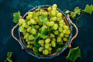 Üzüm mezarda. Üzüm yaprakları. Üstten görünüm. Siyah bir arka plan üzerinde. Metin için boş alan.
