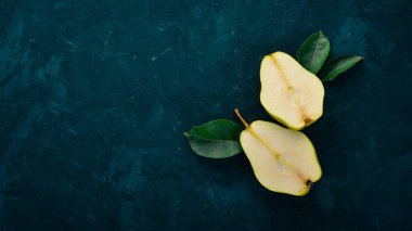 Taze armut siyah bir taş tablo. Meyve. Metin için özgür yer. Üstten görünüm.