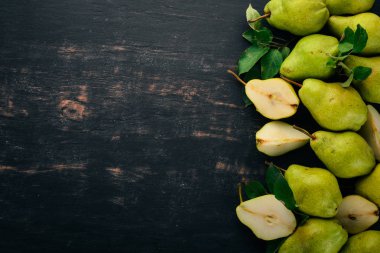 Taze armut. Armut büyük bir set. Meyve. Metin için özgür yer. Siyah ahşap arka plan üzerinde. Üstten görünüm.