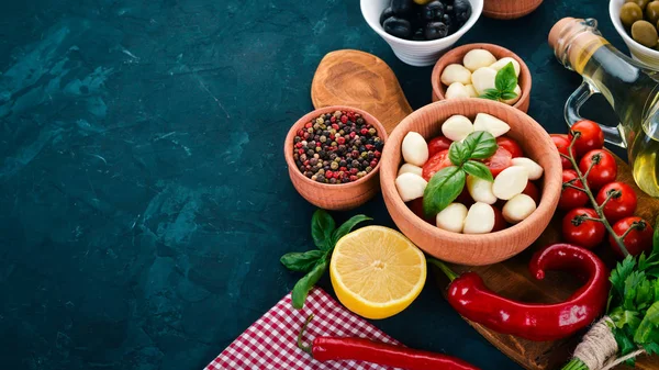 Cocinar Una Ensalada Caprese Queso Mozzarella Tomates Cherry Aceitunas Hojas —  Fotos de Stock