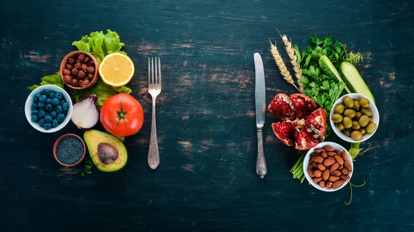 健康的な食品選択を食べてきれいな ナッツ キノコ パセリ スパイス 黒の背景 テキスト用の空き容量 — ストック写真