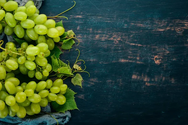 Uvas Verdes Frescas Con Hojas Uva Vista Superior Sobre Fondo —  Fotos de Stock