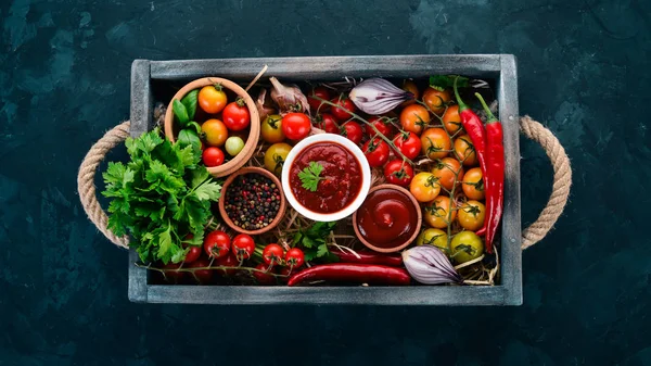 Választék Paradicsom Szósz Egy Fadobozban Ketchup Cseresznye Paradicsom Fűszerek Chili — Stock Fotó