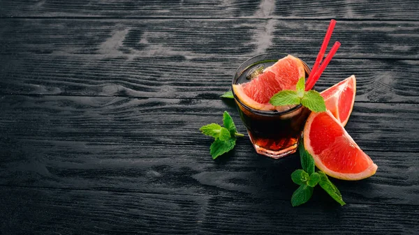 Cocktail Alcoolic Coniac Menta Grapefruit Whisky Fundal Negru Din Lemn — Fotografie, imagine de stoc
