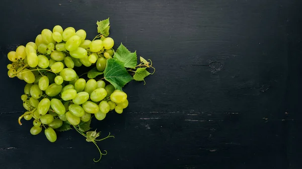 Uvas Verdes Frescas Con Hojas Uva Vista Superior Sobre Fondo —  Fotos de Stock