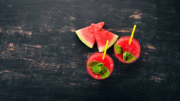 Suco Melancia Com Hortelã Gelo Copo Melão Fundo Madeira Preto — Fotografia de Stock