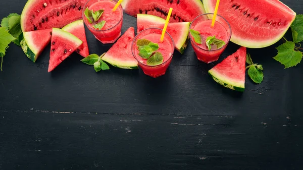 Watermeloen Sap Met Munt Ijs Een Glas Meloen Een Zwarte — Stockfoto