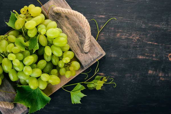 Färska Gröna Druvor Med Blad Druvor Ovanifrån Svart Trä Bakgrund — Stockfoto