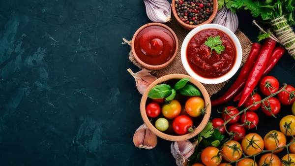 Ketchup Mártás Egy Tálba Cseresznye Paradicsom Fűszerek Chili Paprika Olívaolaj — Stock Fotó