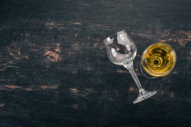 İki şarap bardak şarap ile. Üstten görünüm. Siyah bir arka plan üzerinde. Metin için boş alan.