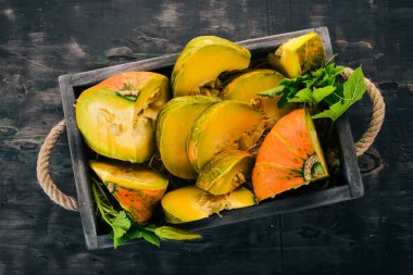 Kabak mezarda. Dilimlenmiş kabak. Ahşap bir masaya. Metin için özgür yer. Üstten görünüm.