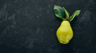 Taze armut siyah bir taş tablo. Meyve. Metin için özgür yer. Üstten görünüm.