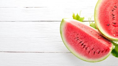 Taze karpuz. Kavun. Beyaz ahşap zemin üzerinde. Metin için özgür yer. Üstten görünüm.