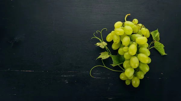 Verse Groene Druiven Met Blaadjes Van Druiven Bovenaanzicht Een Zwarte — Stockfoto