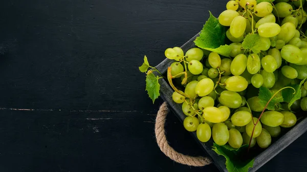 Uvas Una Caja Madera Hojas Uva Vista Superior Sobre Fondo —  Fotos de Stock