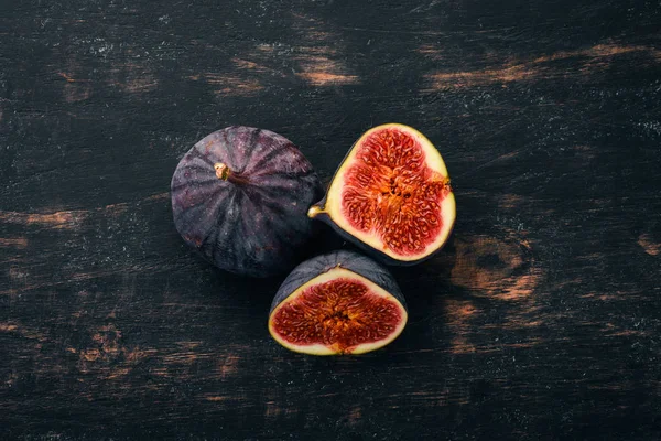 Frische Feigen Mit Blättern Auf Einem Schwarzen Holztisch Freiraum Für — Stockfoto