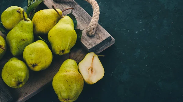 Peras Frescas Una Mesa Piedra Negra Frutas Espacio Libre Para — Foto de Stock