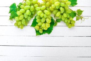 Üzüm. Beyaz ahşap zemin üzerinde taze beyaz üzüm. Üstten görünüm. Metin için boş alan.