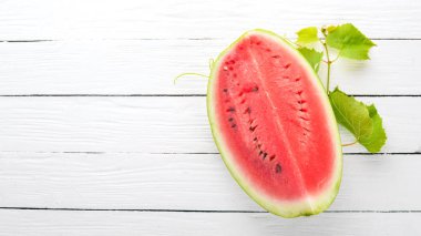 Taze karpuz. Kavun. Beyaz ahşap zemin üzerinde. Metin için özgür yer. Üstten görünüm.