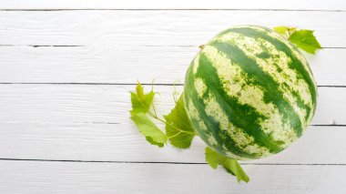 Taze karpuz. Kavun. Beyaz ahşap zemin üzerinde. Metin için özgür yer. Üstten görünüm.