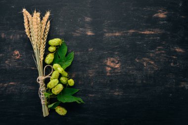 Atlama ve buğday. Siyah ahşap arka plan üzerinde. Metin için özgür yer. Üstten görünüm.