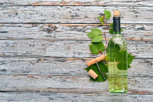 Una Botella Vino Blanco Sobre Fondo Madera Blanca Uva Espacio —  Fotos de Stock