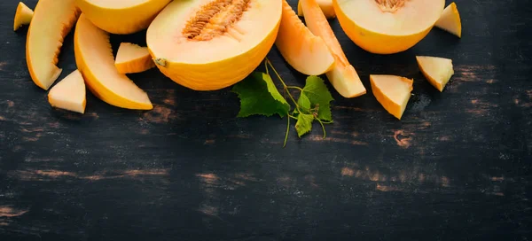 Frische Melone Melonenstücke Geschnitten Auf Schwarzem Holzgrund Freiraum Für Text — Stockfoto