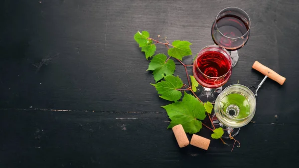 Rode Witte Wijn Glazen Druif Een Zwarte Houten Achtergrond Vrije — Stockfoto