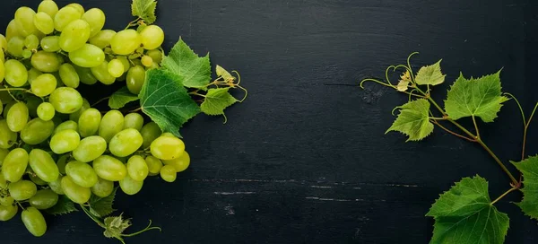 Uvas Verdes Frescas Con Hojas Uva Vista Superior Sobre Fondo —  Fotos de Stock