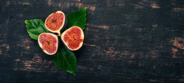 Frische Feigen Mit Blättern Auf Einem Schwarzen Holztisch Freiraum Für — Stockfoto