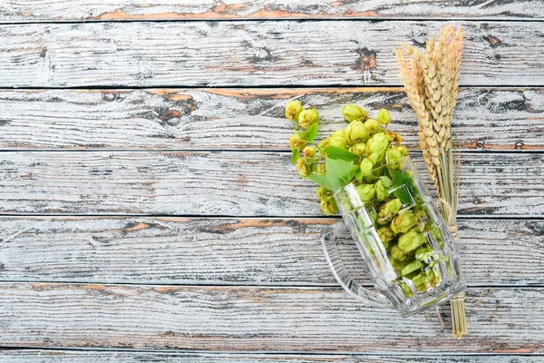 Hop Tarwe Een Glas Bier Een Oude Houten Tafel Vrije — Stockfoto