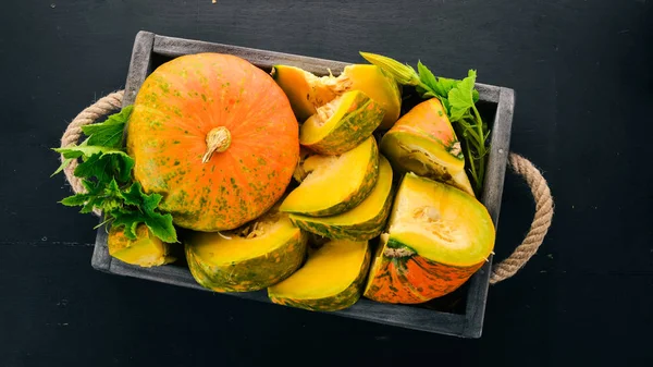 Kürbis Einer Holzkiste Kürbisscheiben Auf Einem Holztisch Freiraum Für Text — Stockfoto