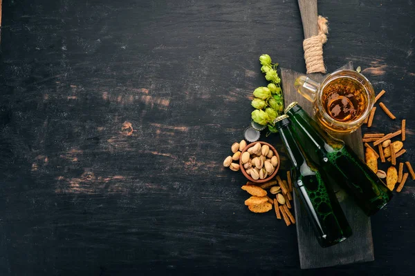 Cerveza Aperitivos Galletas Saladas Pescado Seco Patatas Fritas Nueces Cacahuetes — Foto de Stock