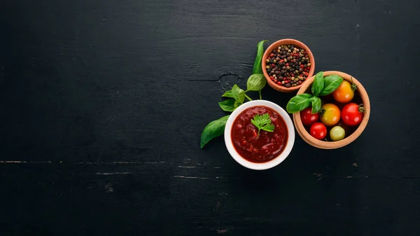 Molho Ketchup Tomate Tradicional Tomates Cereja Especiarias Pimentas Azeite Salsa — Fotografia de Stock