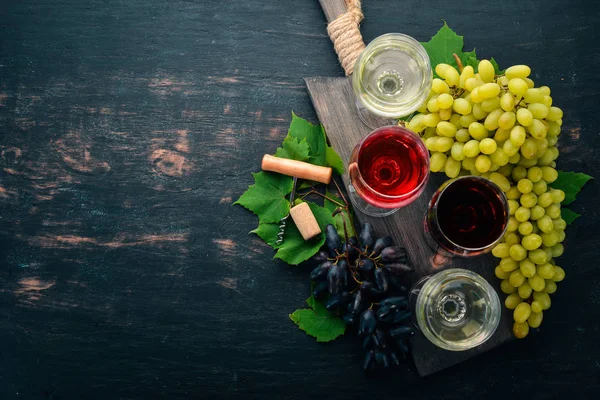 Vin Rouge Blanc Dans Les Verres Raisin Sur Fond Bois — Photo