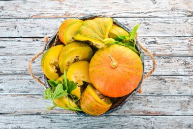 Kabak mezarda. Dilimlenmiş kabak. Ahşap bir masaya. Metin için özgür yer. Üstten görünüm.