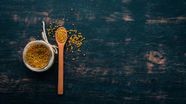 Arıcılık ürünleri. Perge eski ahşap arka plan üzerinde. Metin için özgür yer. Üstten görünüm.