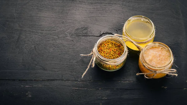 Eine Reihe Von Honig Und Bienenprodukten Honig Waben Auf Schwarzem — Stockfoto