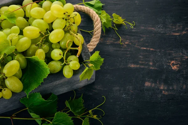 Winogron Drewnianym Pudełku Liście Winogron Widok Góry Czarnym Tle Ilość — Zdjęcie stockowe
