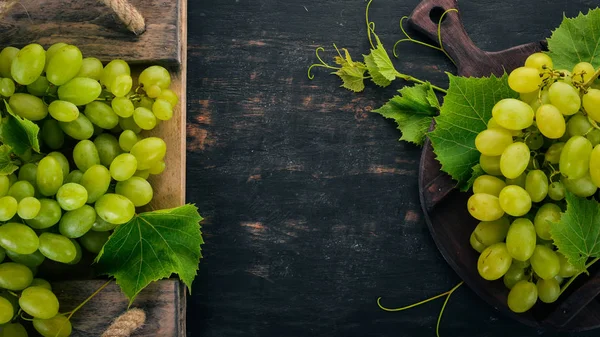 Uvas Verdes Frescas Con Hojas Uva Vista Superior Sobre Fondo —  Fotos de Stock