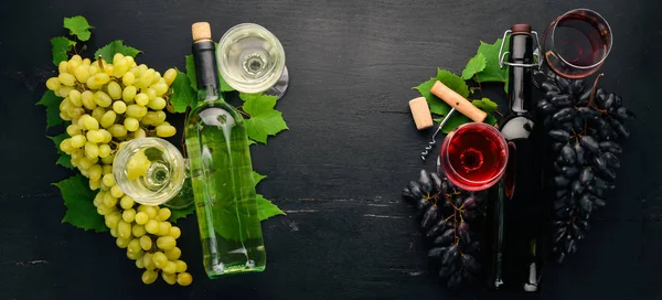 Rot Und Weißwein Flaschen Und Gläsern Trauben Auf Schwarzem Holzgrund — Stockfoto