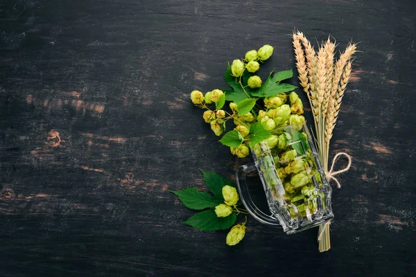 Humle Och Vete Ett Glas Ett Gammalt Träbord Ledigt Utrymme — Stockfoto